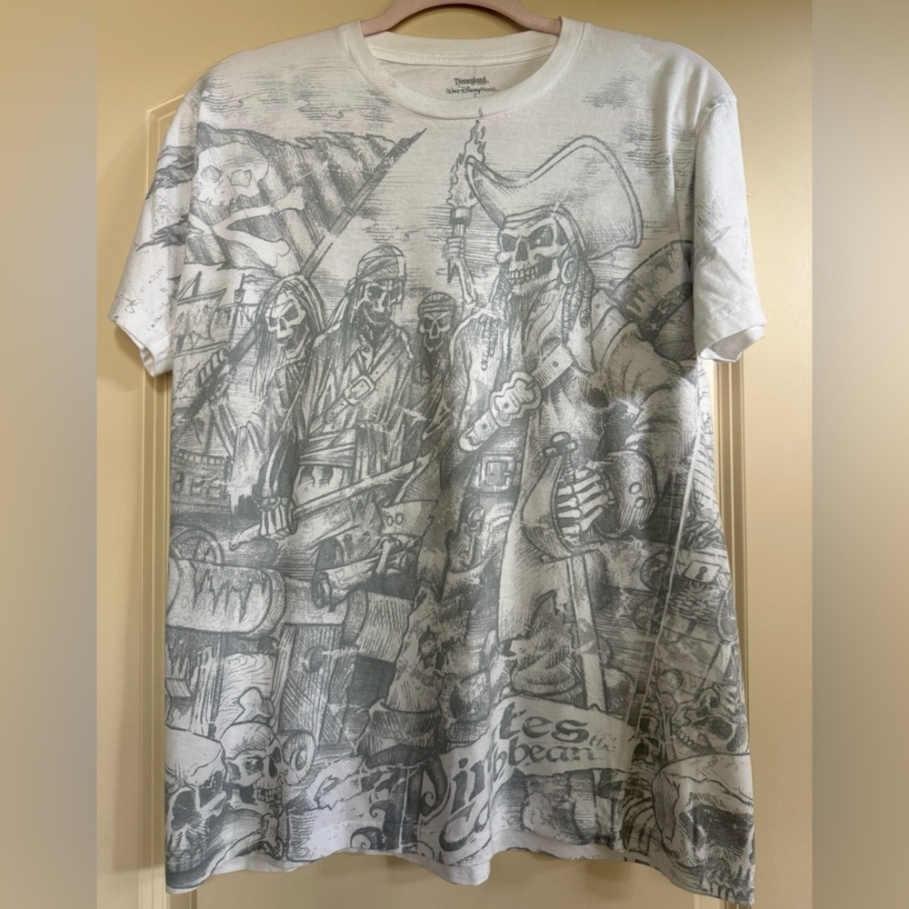 Disney World Pirate of the Caribbean Sz M Graphic Men's Shirt - White and Gray